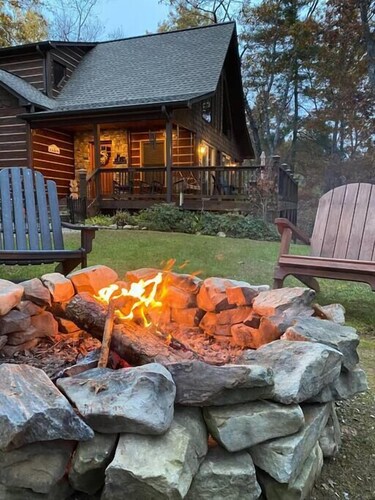 Serene Luxury Mountain Cabin l Hot Tub, Stunning Views & Designer Comforts