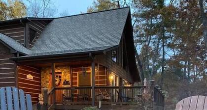 Serene Luxury Mountain Cabin l Hot Tub, Stunning Views & Designer Comforts