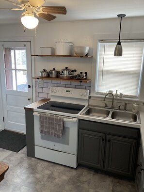 Fridge, microwave, oven, stovetop - Our Wrens Nest is a tiny, cozy home that immediately feels like home (New Holland)