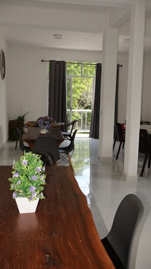 Doppelzimmer, 4 Schlafzimmer | Wohnbereich | 32-Zoll-Fernseher mit Satellitenempfang, aktuelle Filme, Fußbodenheizung