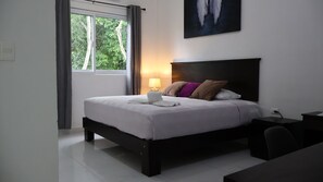 Premier-Zimmer, 3 Schlafzimmer | Allergikerbettwaren, Daunenbettdecken, Tempur-Pedic-Betten, Schreibtisch