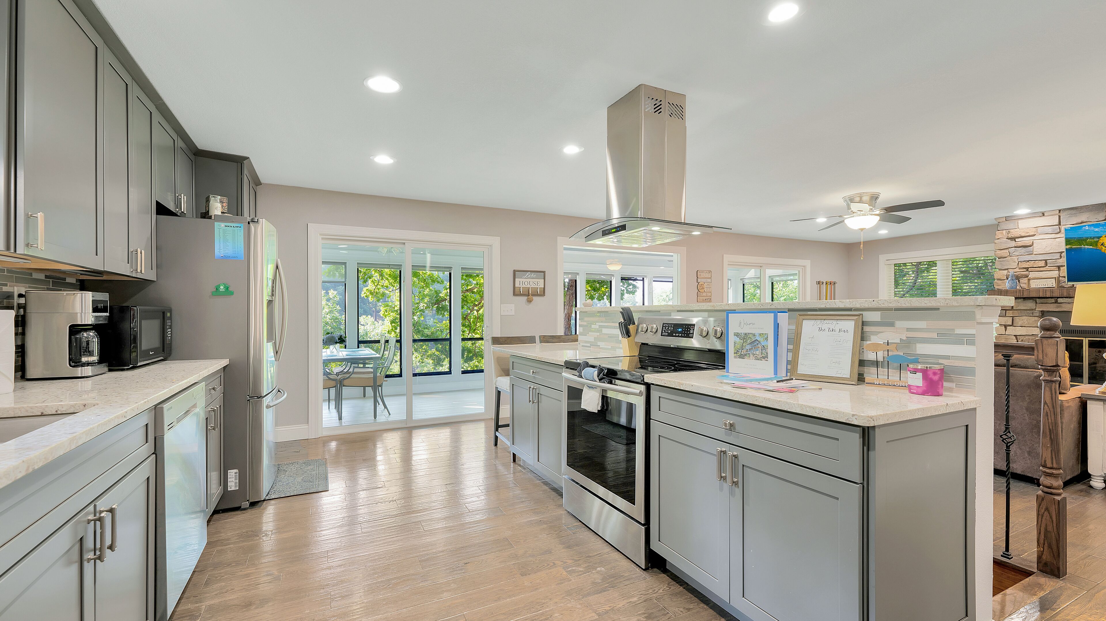 Personal Tiki Bar on the Lake! 5 mins from Bagnell Dam!