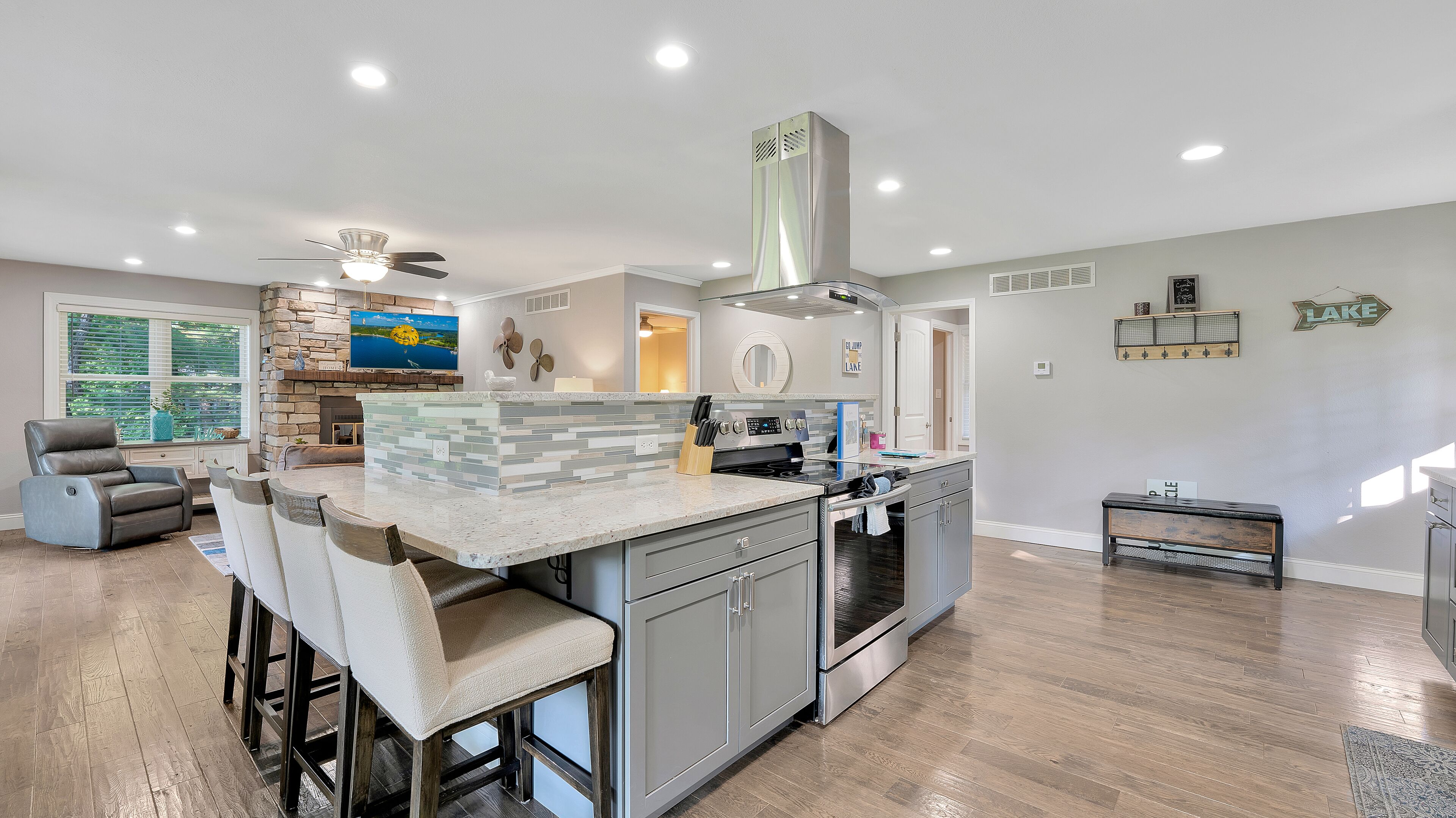 Personal Tiki Bar on the Lake! 5 mins from Bagnell Dam!