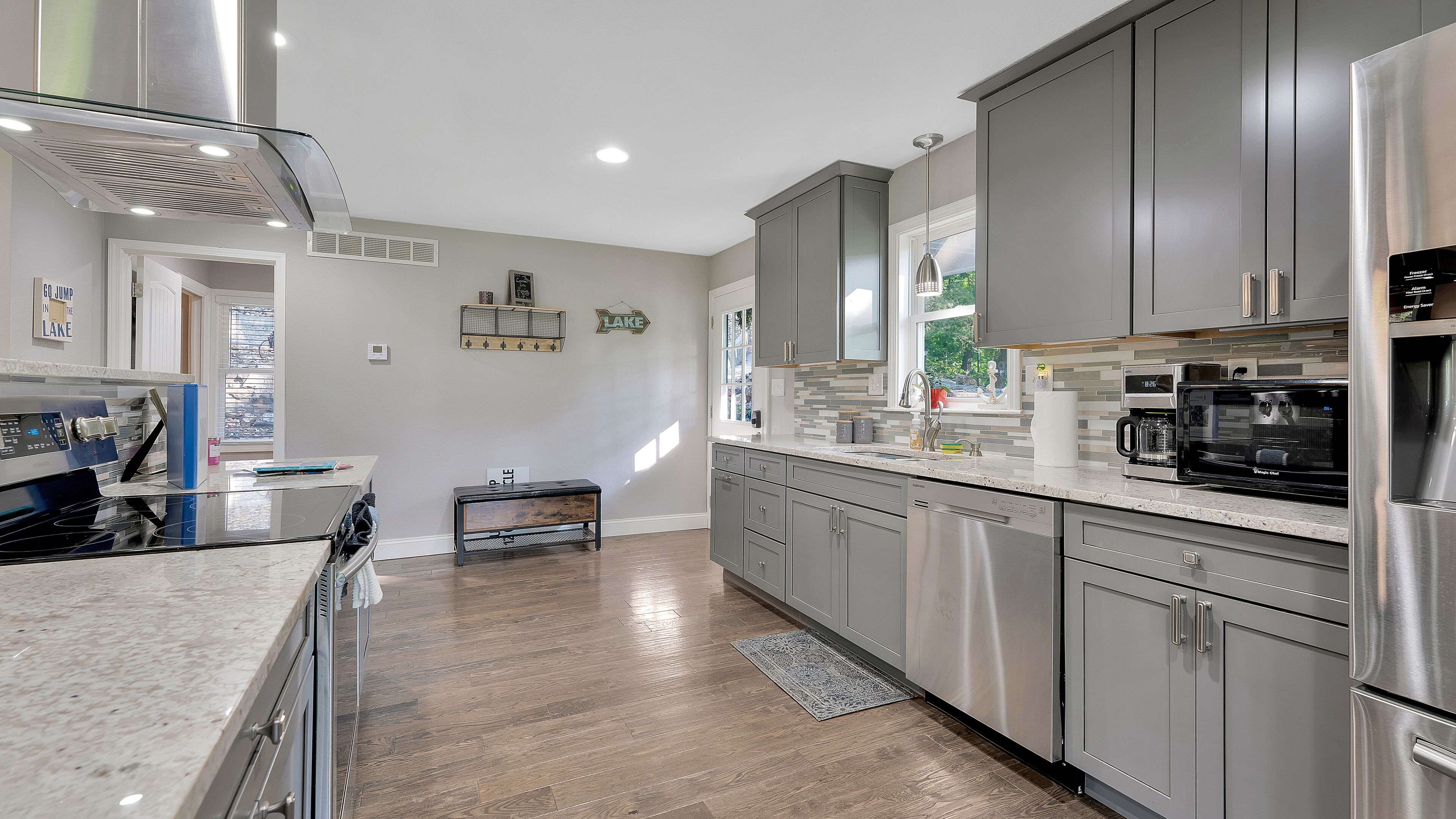 Personal Tiki Bar on the Lake! 5 mins from Bagnell Dam!