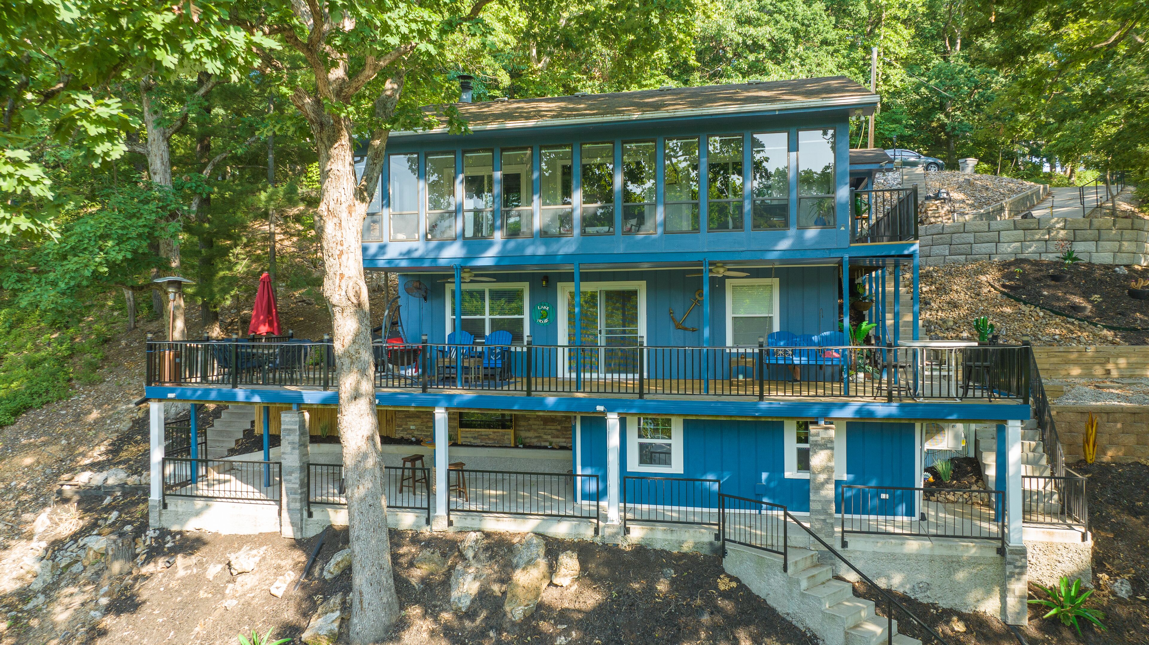 Personal Tiki Bar on the Lake! 5 mins from Bagnell Dam!