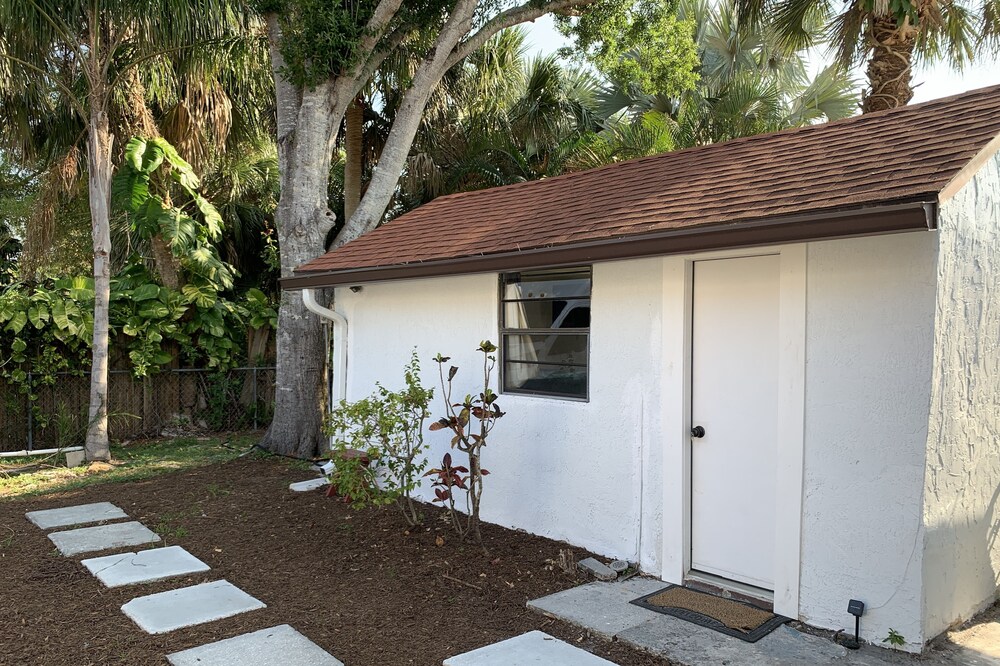 1715 T - Tiny Home in Downtown Melbourne