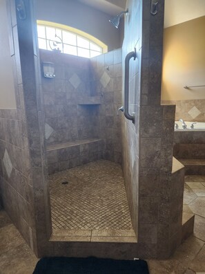 Dusche, Whirlpool, Haartrockner, Handtücher