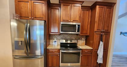 Bluewater Bay Hideaway- Relaxation Destination w/ private pool and hot tub