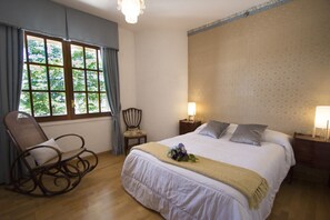 5 bedrooms, iron/ironing board, free WiFi, bed sheets