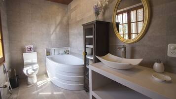 Bathtub, towels, soap, shampoo