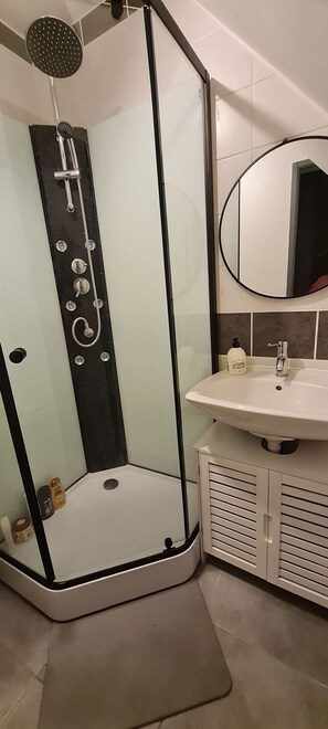 Een douche, een haardroger, handdoeken, zeep