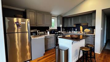 Een koelkast, een microgolfoven, een oven, een kookplaat