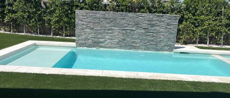 Una piscina al aire libre, una piscina climatizada
