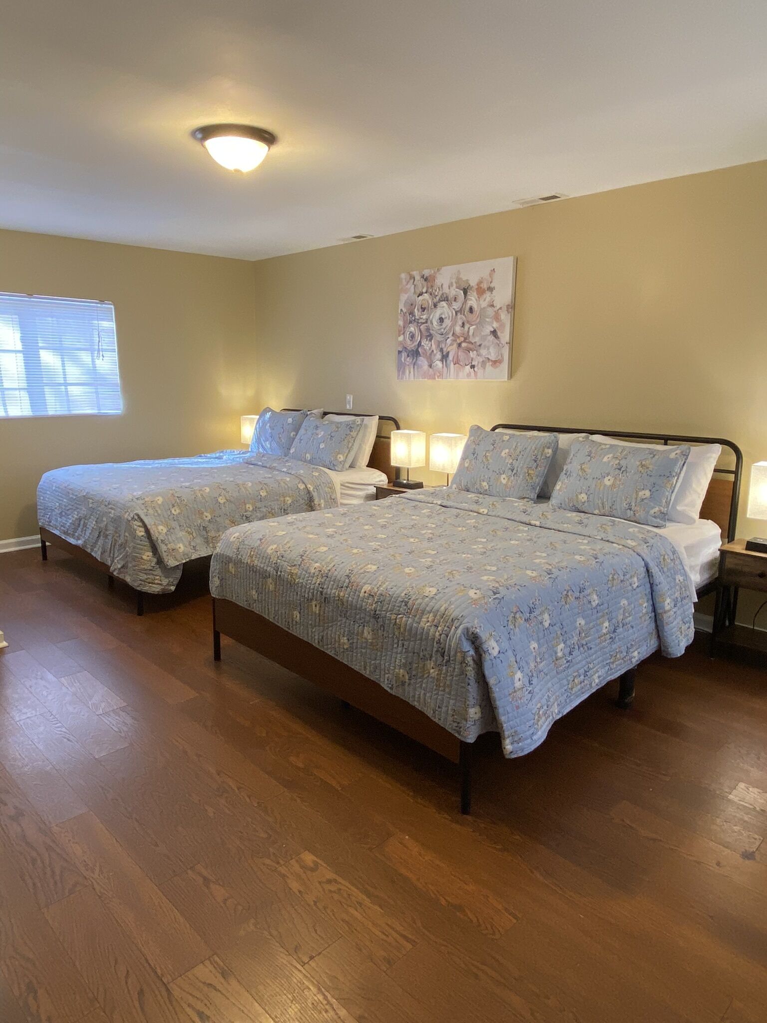 Modern 4 bedroom home, huge fence yard, no Pet fee