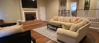 Modern 4-bedroom house, TV in bedroom,big fence yard, Pet stay free,Lighted yard