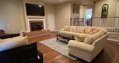 Modern 4-bedroom house, TV in bedroom,big fence yard, Pet stay free,Lighted yard