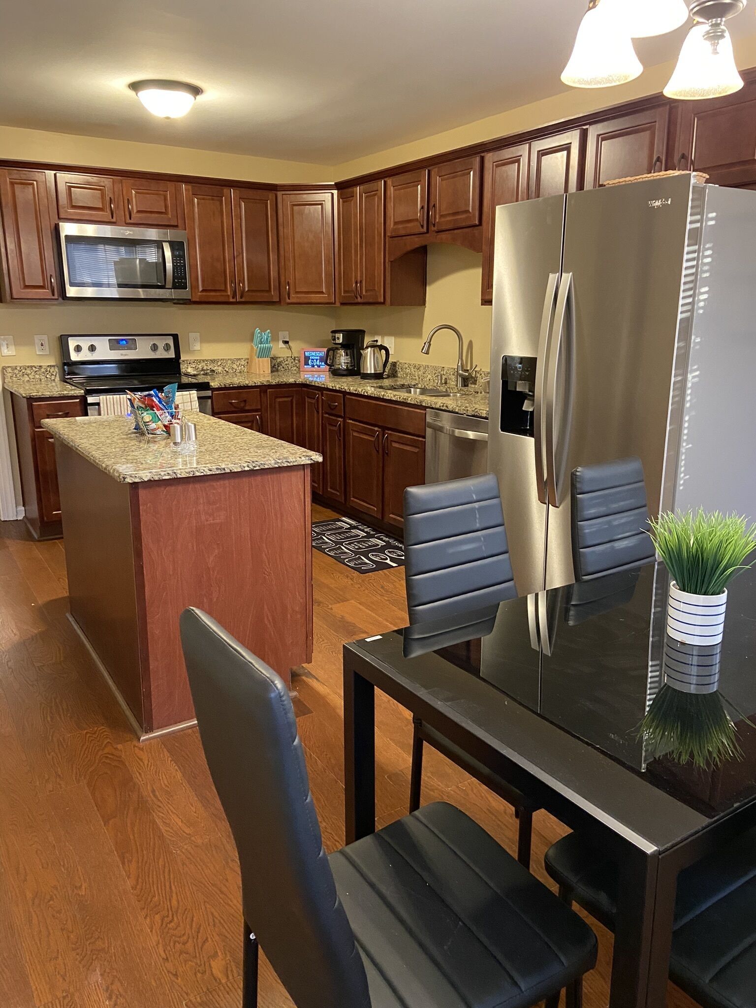 Modern 4 bedroom home, huge fence yard, no Pet fee