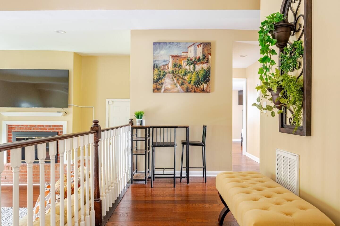 Smart TV, chimenea y libros 