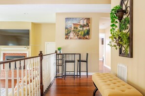 Smart TV, lareira, livros