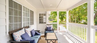 Modern 4-bedroom house, TV in bedroom,big fence yard, Pet stay free,Lighted yard