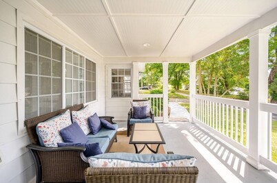 Modern 4-bedroom house, TV in bedroom,big fence yard, Pet stay free,Lighted yard