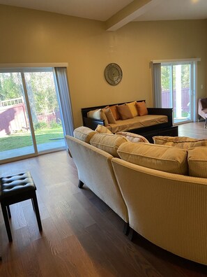 Een smart-tv, een open haard en boeken