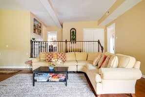 Een smart-tv, een open haard en boeken