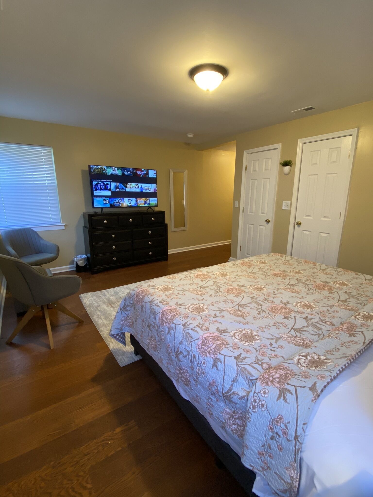 Modern 4 bedroom home, huge fence yard, no Pet fee