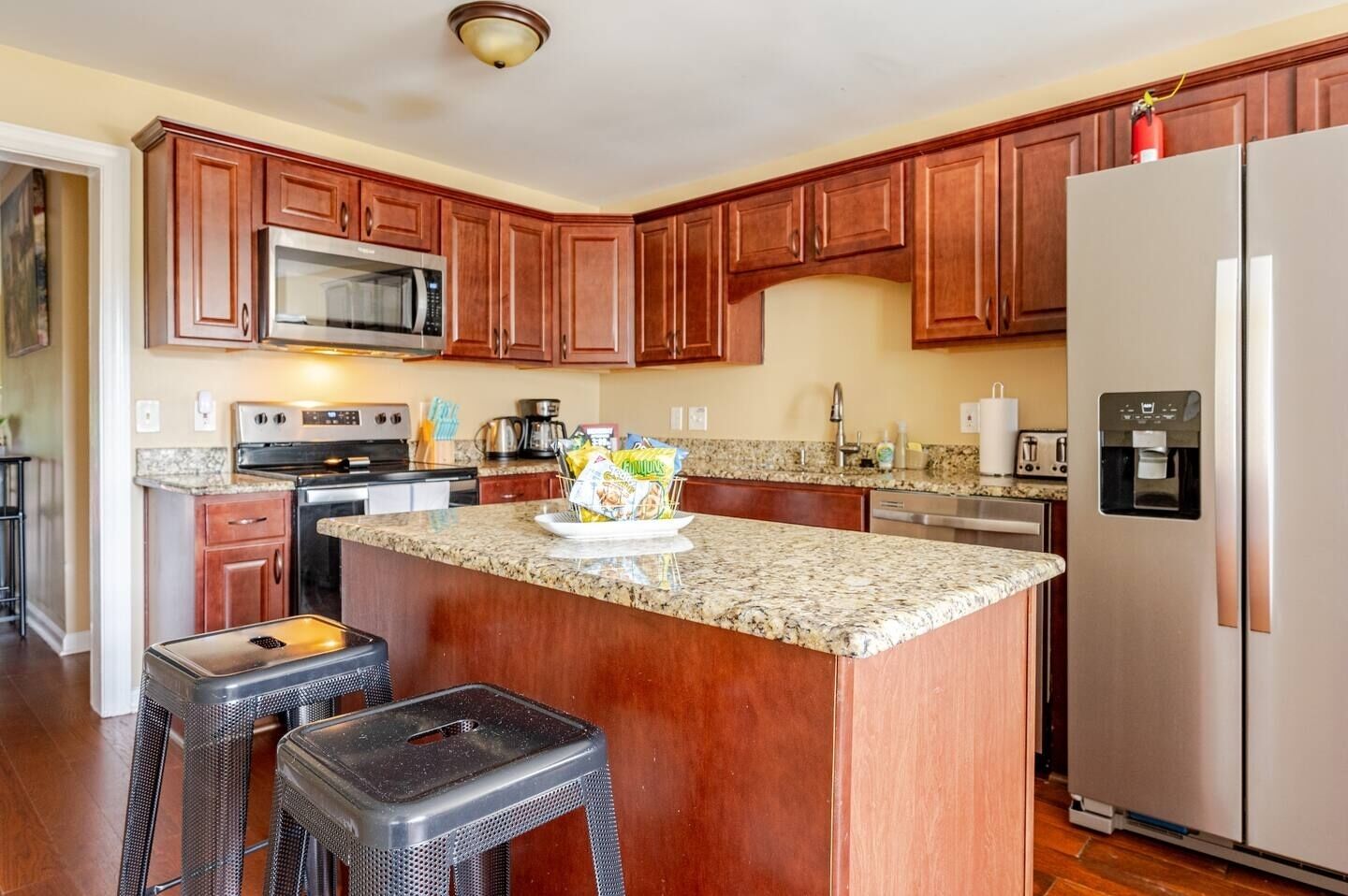 Jääkaappi, mikroaaltouuni, uuni, liesi