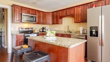 Jääkaappi, mikroaaltouuni, uuni, liesi