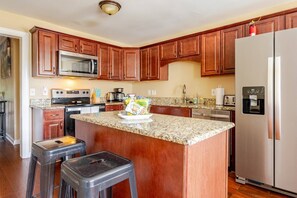 Geladeira, micro-ondas, fogão, cooktop