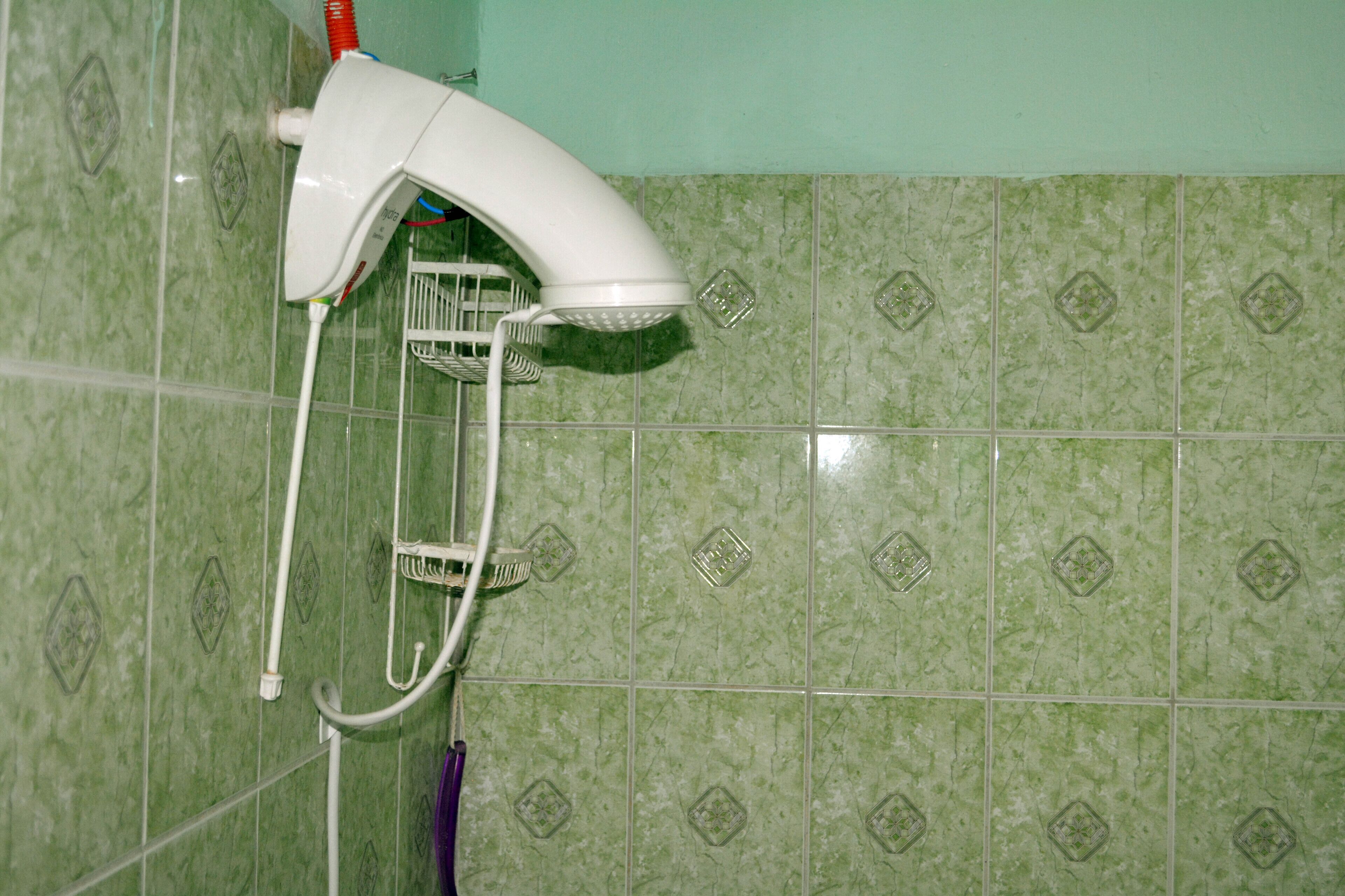 Een bidet, handdoeken, zeep, shampoo