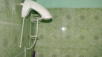 Een bidet, handdoeken, zeep, shampoo