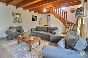 TV, peis, bordtennis og bøker