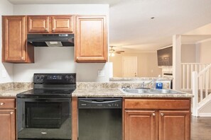 Private kitchen - Luxurious 3 Bedroom Home In Decatur, GA (Decatur)
