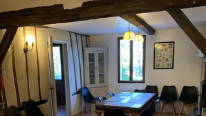 Ein Essbereich mit Holztisch und -stühlen, einem Schrank und einem Fenster mit Blick.