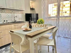 Una cucina moderna con zona pranzo.
