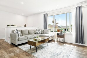 Smart TV - Luxury 2BR Home: A/C | Fast WiFi | BBQ | Rainfall Showers I Near Downtown (Calgary)