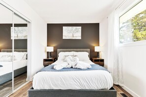 2 bedrooms, desk, iron/ironing board, travel cot - Luxury 2BR Home: A/C | Fast WiFi | BBQ | Rainfall Showers I Near Downtown (Calgary)