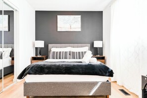 2 makuuhuonetta, työpöytä, silitysrauta/-lauta, vauvan matkasänky