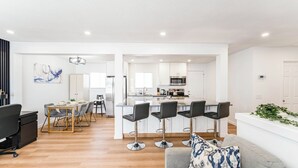 Un apartamento moderno con comedor, cocina y sala de estar.
