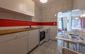 Fridge, oven, stovetop, cookware/dishes/utensils