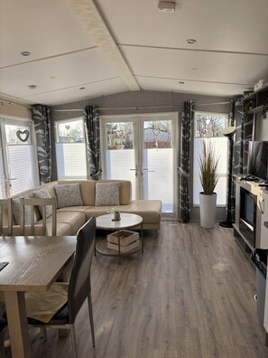 Una Smart TV, una chimenea