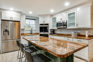 Fridge, microwave, stovetop, dishwasher