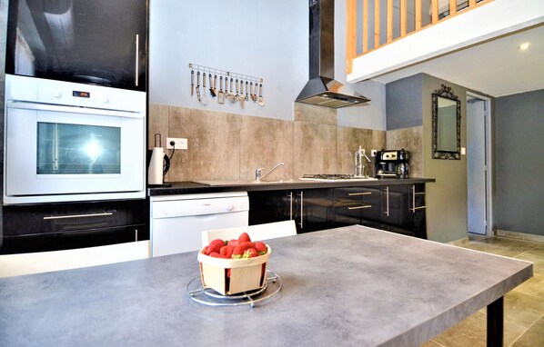 Fridge, oven, stovetop, dishwasher