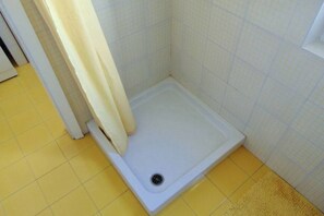 Shower, bidet, towels - N261 - Numana, three-room apartment in the historic center with a panoramic view (Numana)