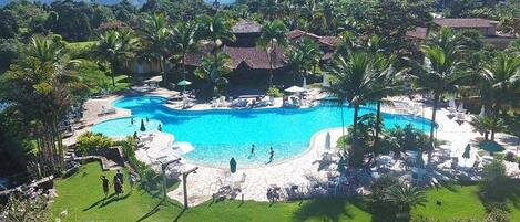 Utendørsbasseng og et oppvarmet basseng