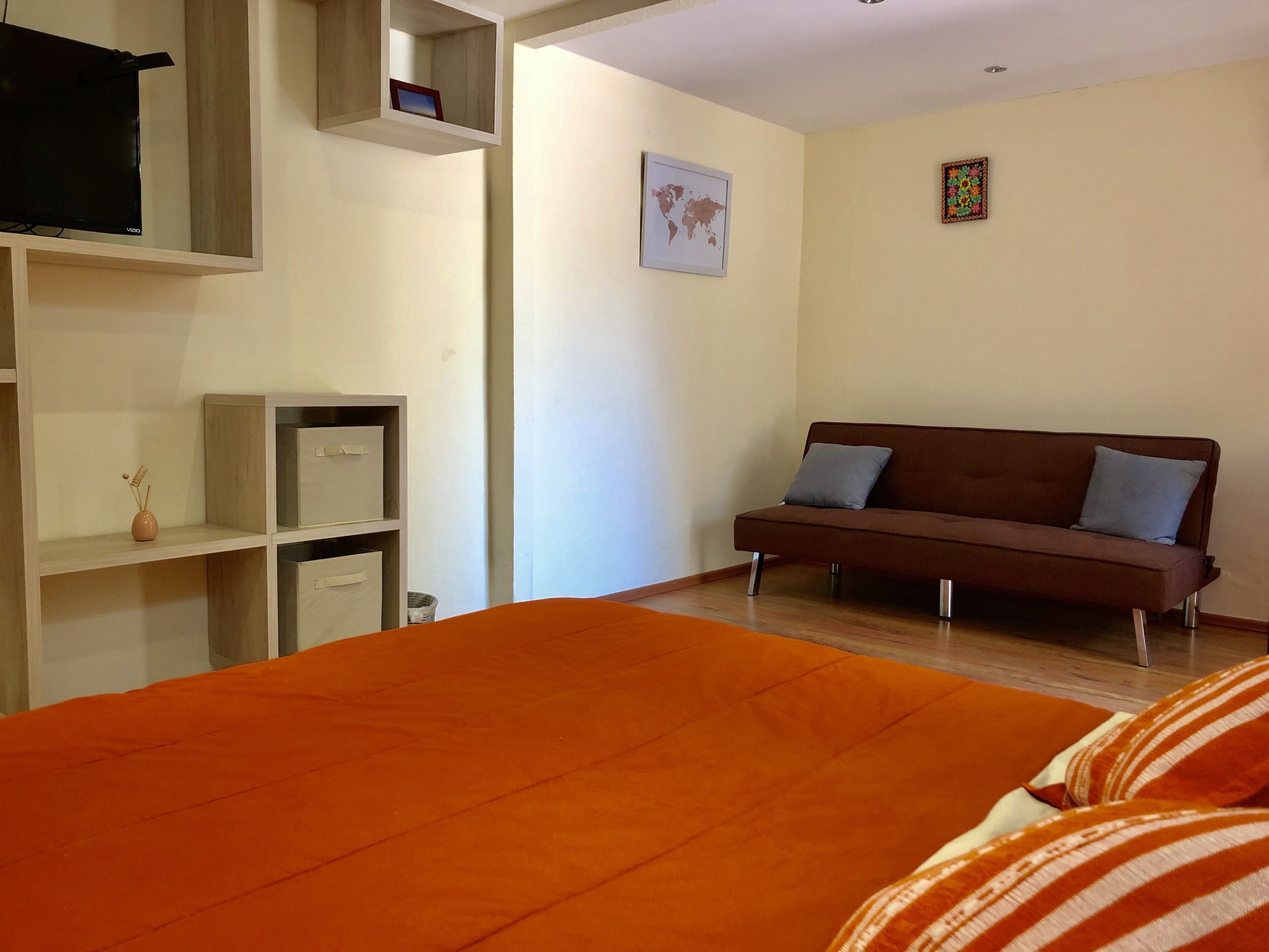 Spacious room with private bathroom 15 minutes walk from the Zócalo