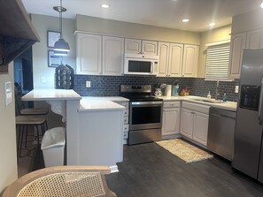 Refrigerador, microondas, horno y parrilla de estufa 