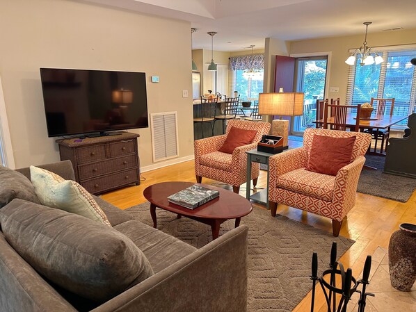 Smart TV, fireplace